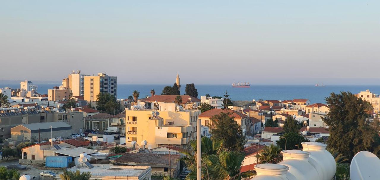 Stefaris "Koutsou Court 105" Apartment Larnaca Bagian luar foto