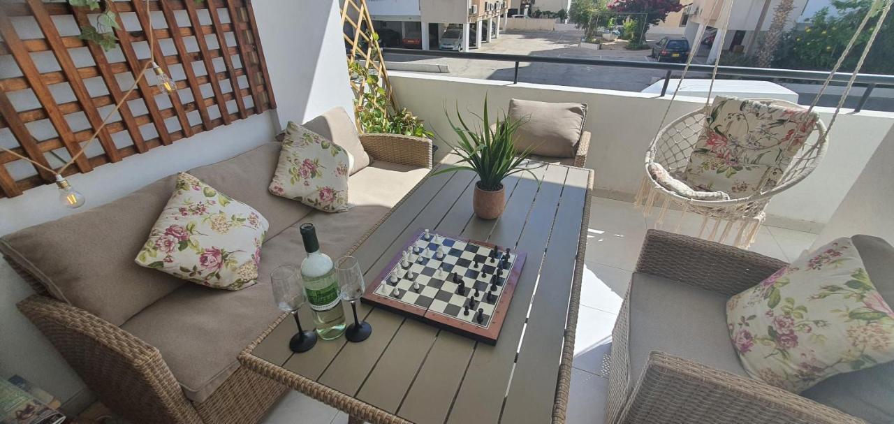Stefaris "Koutsou Court 105" Apartment Larnaca Bagian luar foto