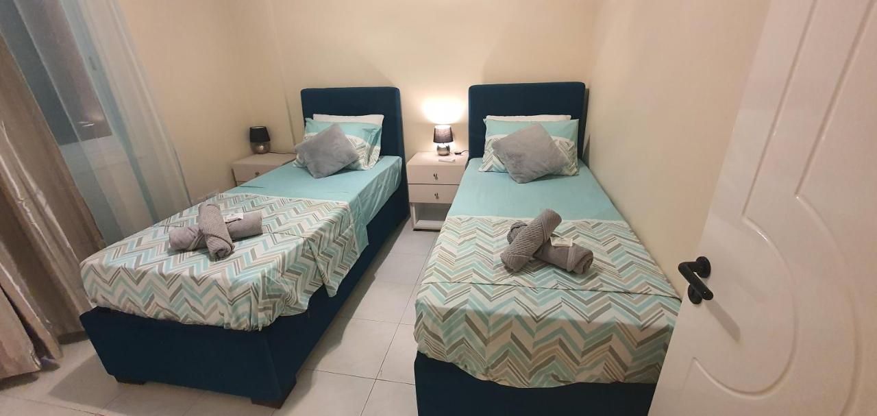 Stefaris "Koutsou Court 105" Apartment Larnaca Bagian luar foto