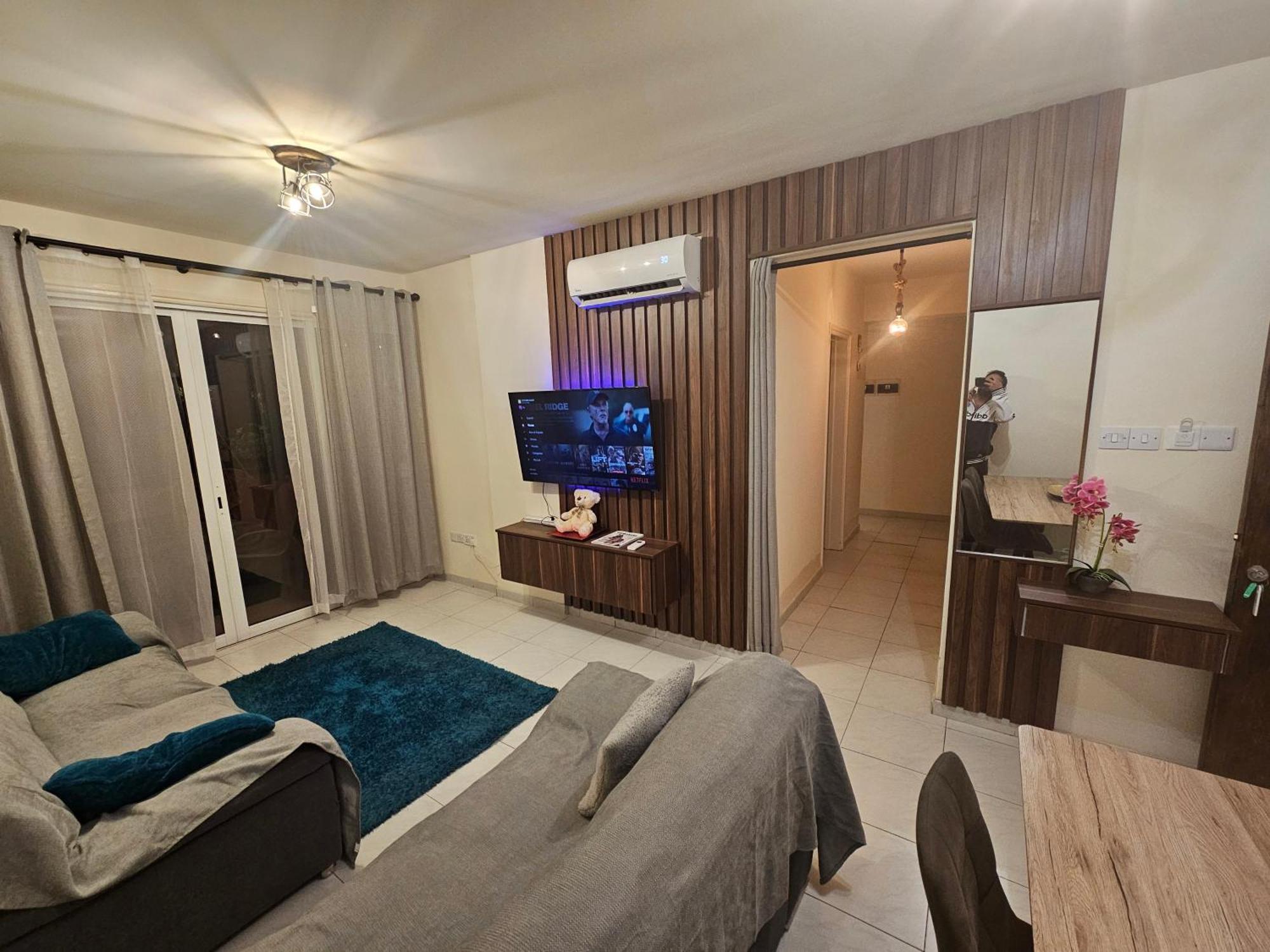 Stefaris "Koutsou Court 105" Apartment Larnaca Bagian luar foto